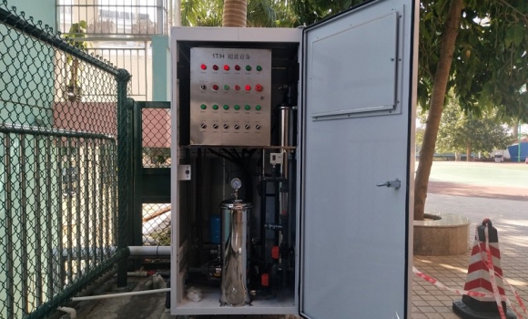 南陽(yáng)中心學(xué)校,學(xué)校廚房中央凈水機(jī)，每小時(shí)1噸超濾凈水設(shè)備